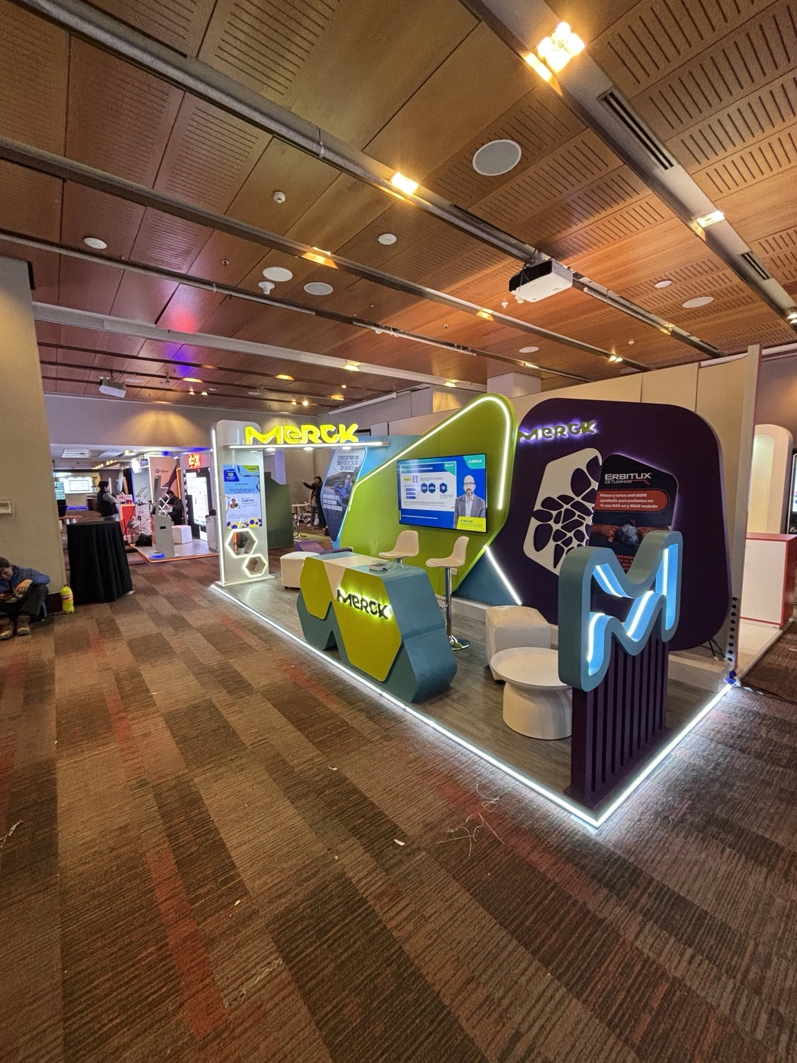 Tarima iluminada del stand Merck